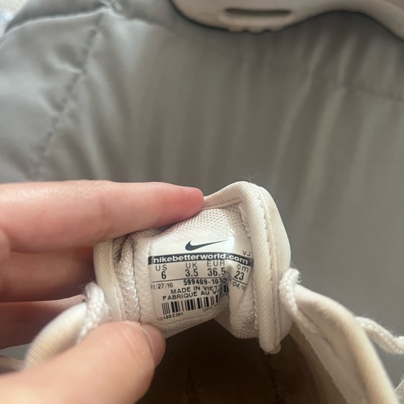 Girls white and black Nike Air Maxes - Picture 5 of 7